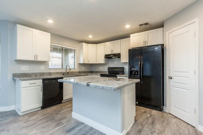 Building Photo - Charming 5 Bed 3 bath Home in Avondale