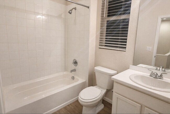 Building Photo - Long Realty & Property Management - 3 Bedroom Townhome in Aurora Highlands