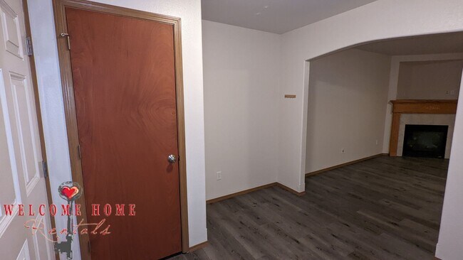 Building Photo - The amenities of an apartment community in a gorgeous home!