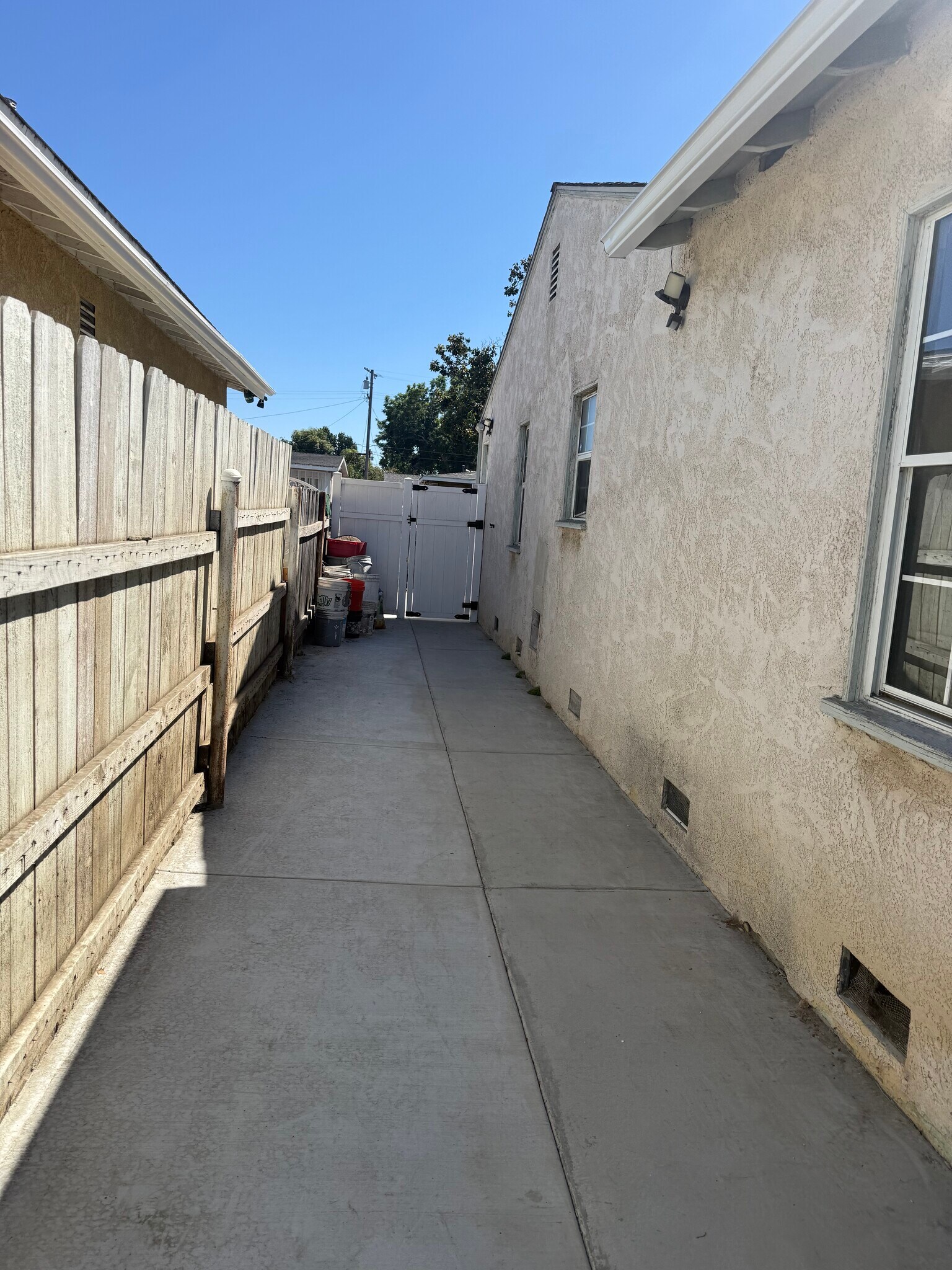 Building Photo - 265 E 69th Way