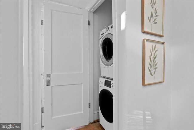 Building Photo - 521 Quintana Pl NW