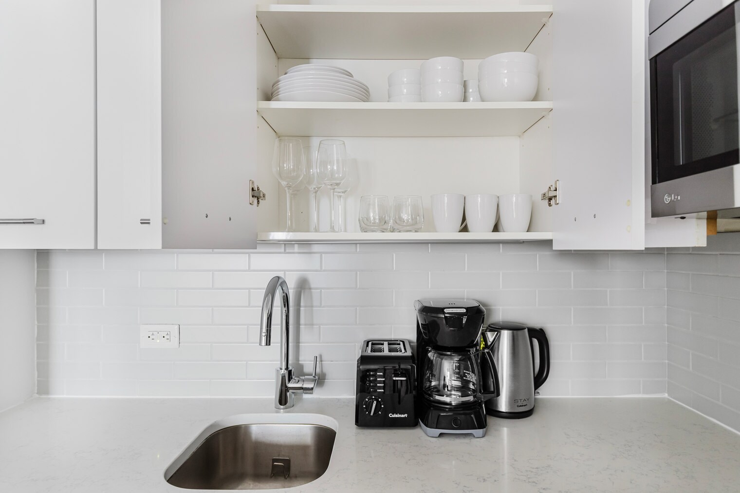 Building Photo - 230 E 44th St