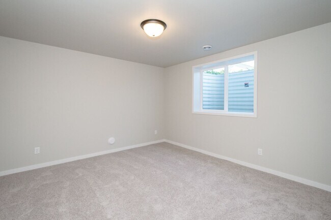 Building Photo - 4 Bed 3 Bath Single Family Home