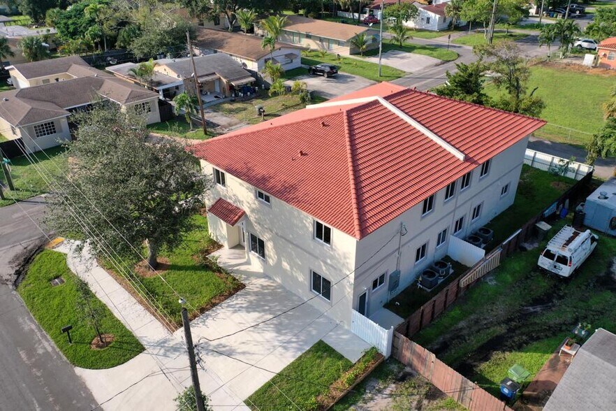 Building Photo - 785 SW 7th Ave