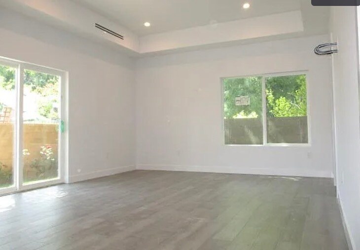 Building Photo - 6848 Encino Ave