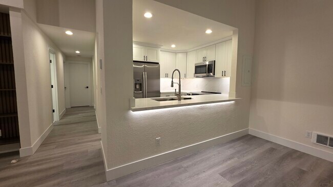 Building Photo - 1305 S Puget Dr