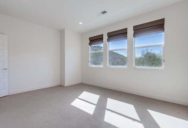 Building Photo - Mira Mesa 3 Bedroom Townhome!