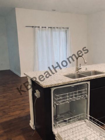 Building Photo - 450 Lilly Dr