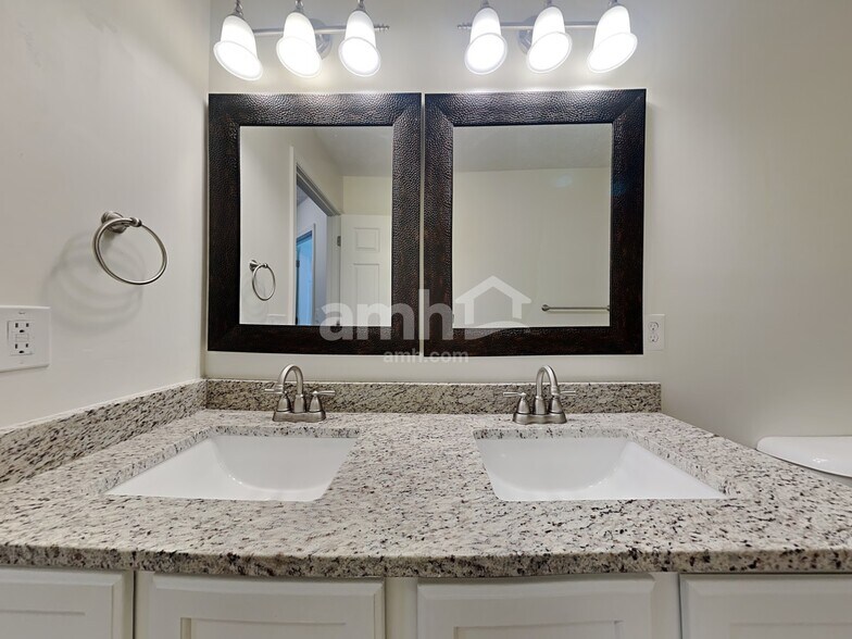 Building Photo - 922 Whispering Pine Way