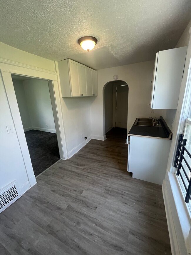 Building Photo - Charming 3-bedroom home, Section 8 Accepted