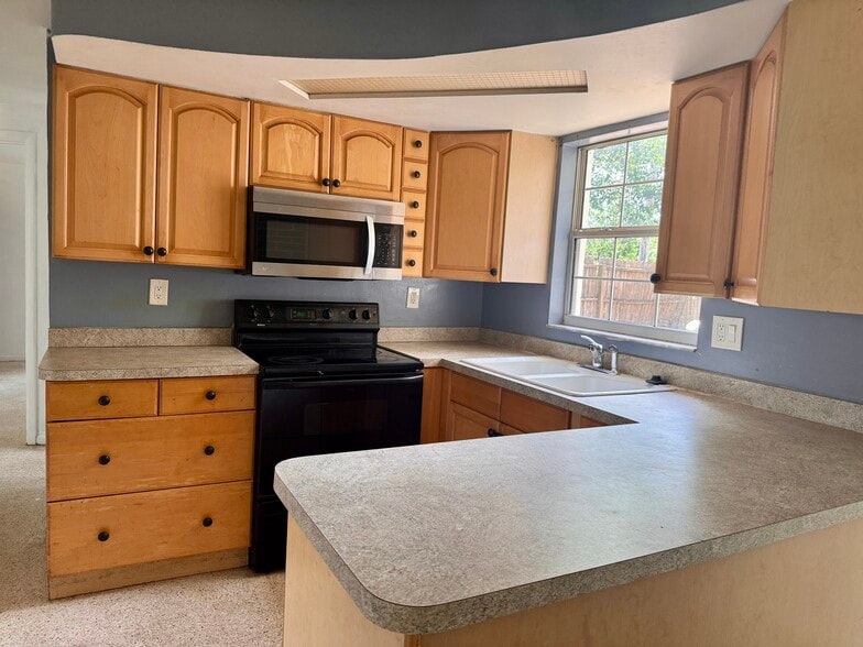 Building Photo - 4338 Beacon Square Dr