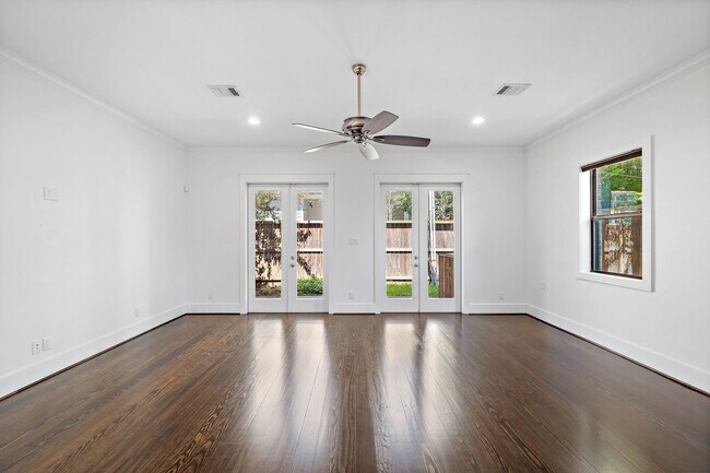 Building Photo - 819 Algregg St