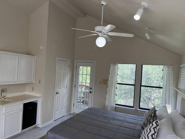 Building Photo - 501 Westbrook Dr