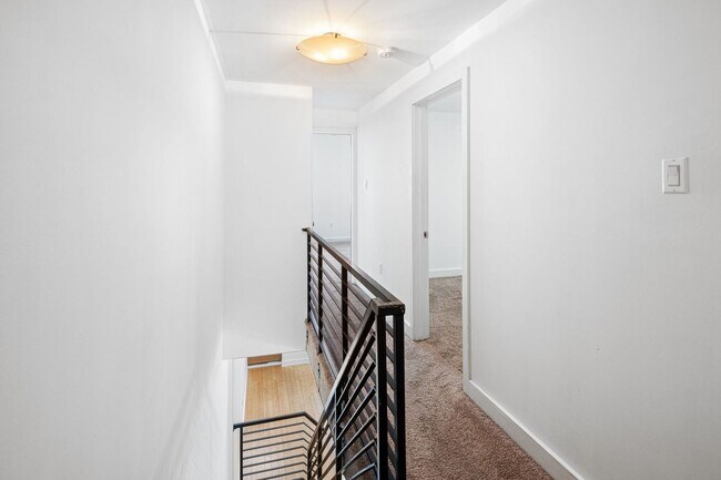 Building Photo - 3 Bedroom Rowhouse For Rent - New Bold