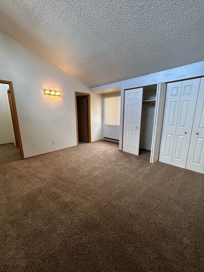 Building Photo - 1 Bedroom 1 Bathroom Townhome