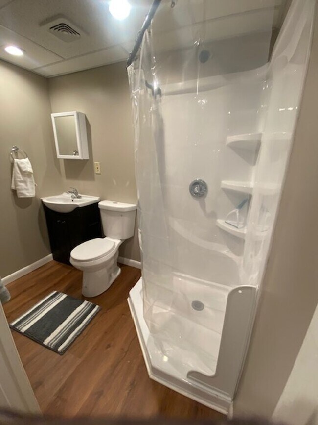 Building Photo - West Knoxville 37909 - Fully furnished Roo...