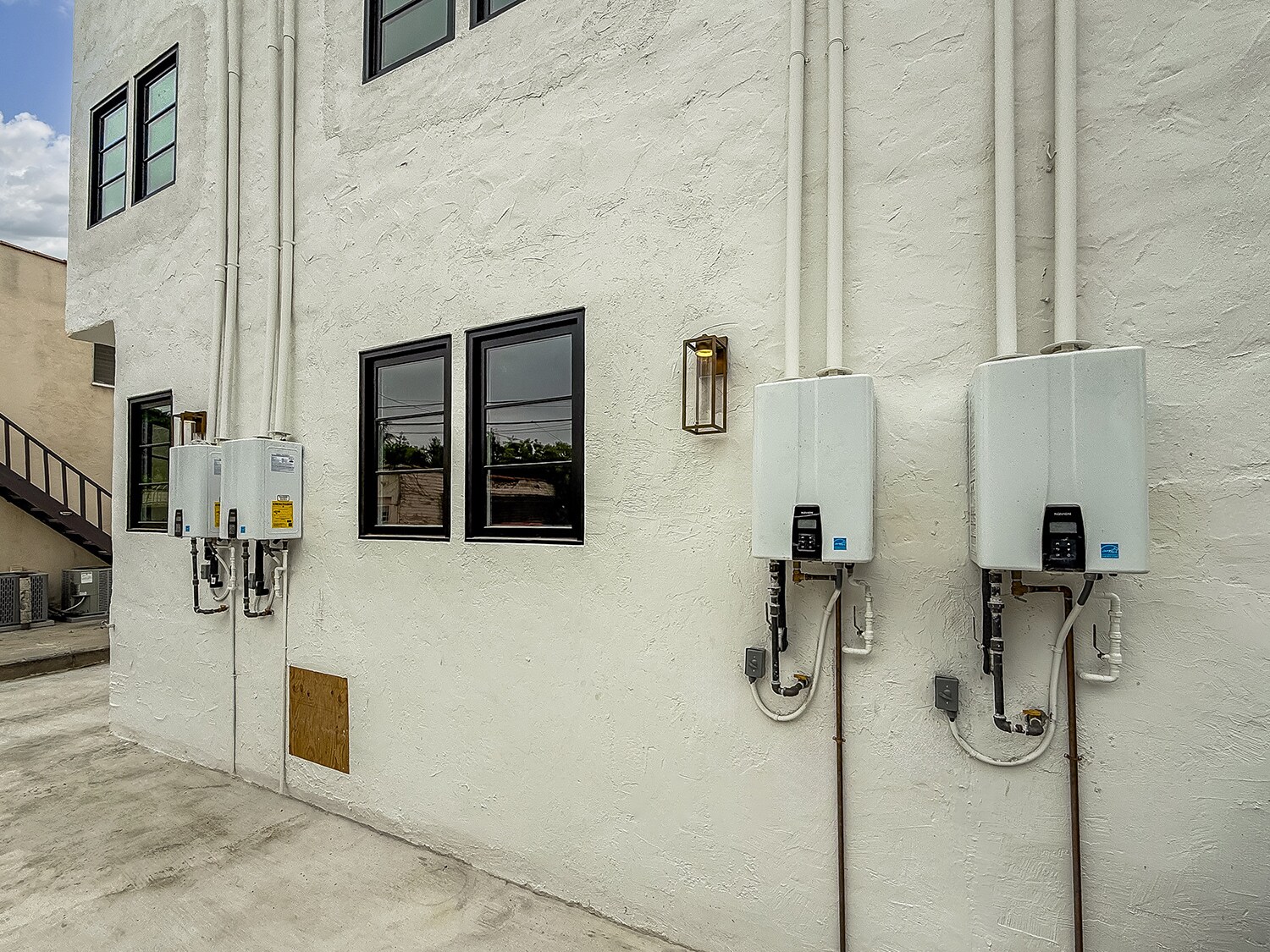 Building Photo - 150 N Arnaz Dr