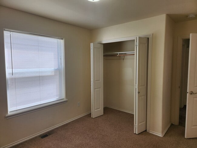 Building Photo - West Valley S. 90th 3br 2ba Double garage,...