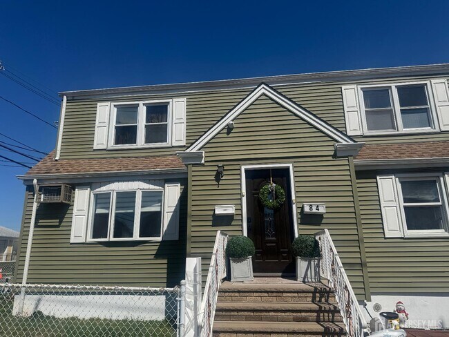 Building Photo - 84 2nd St