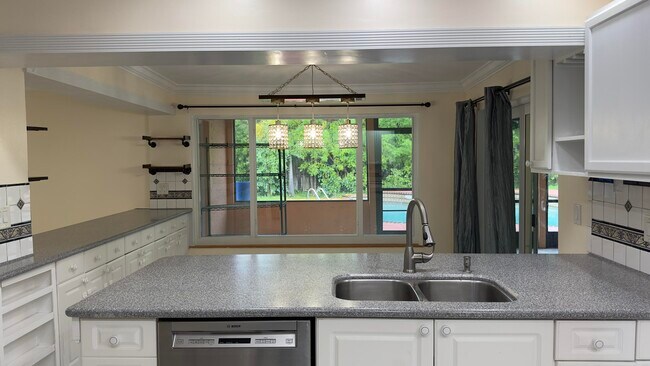 Building Photo - 12157 Sycamore Ln