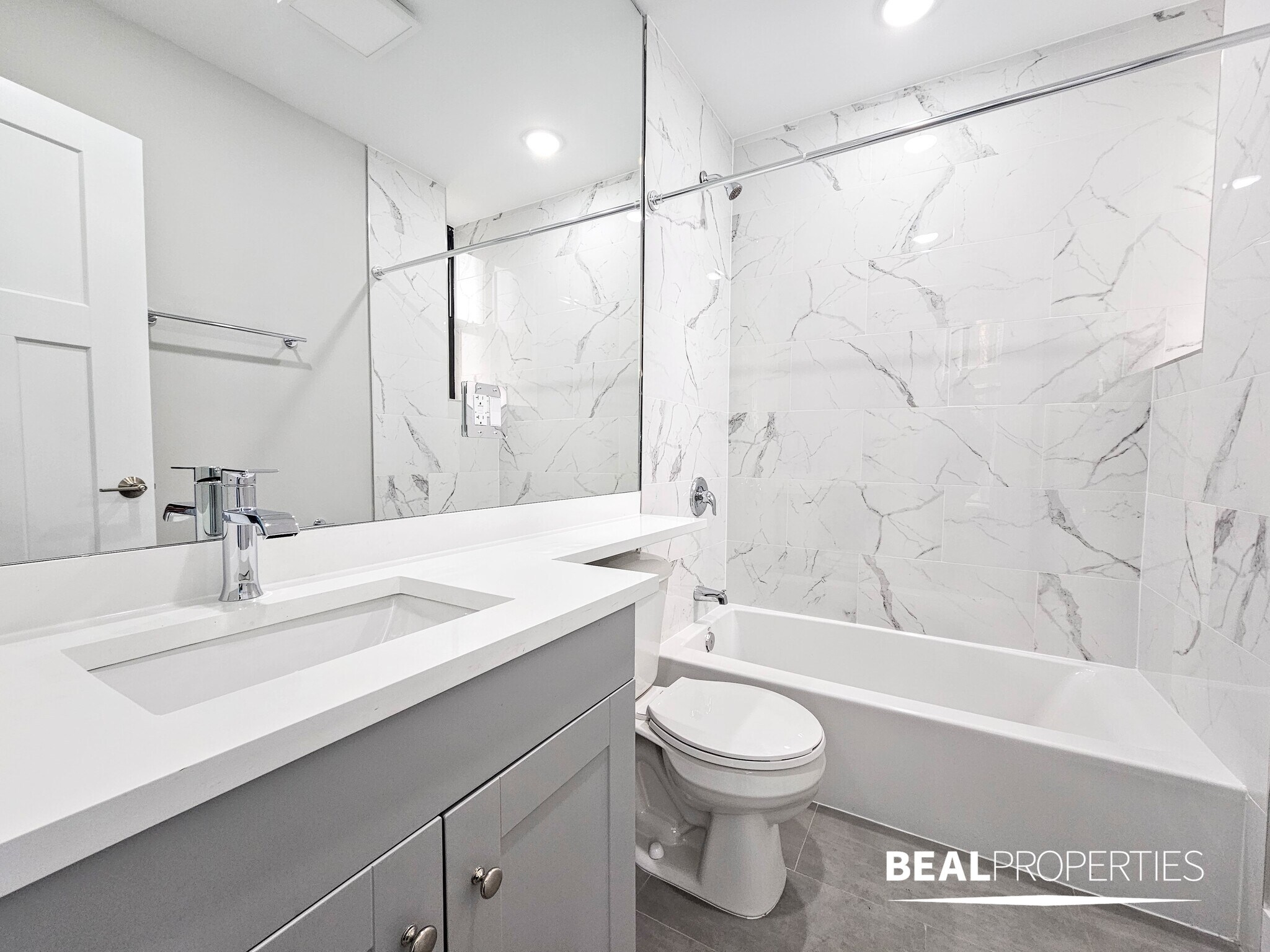 Building Photo - 428 W Belden Ave