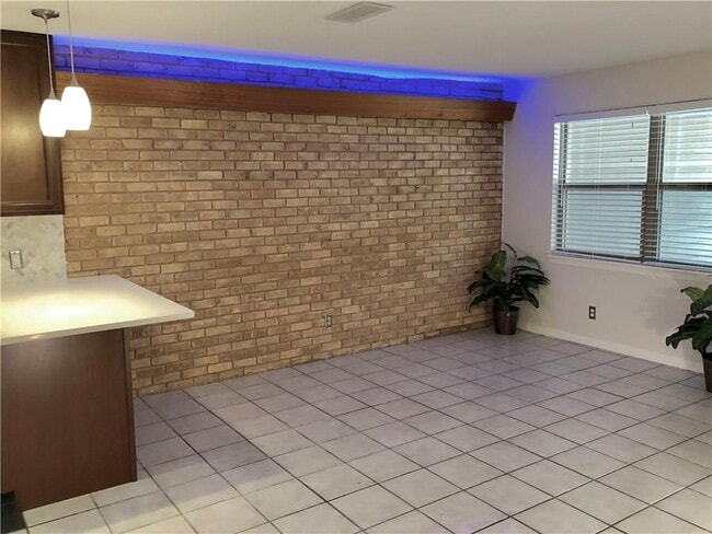 Building Photo - 1903 Fairlawn Ln
