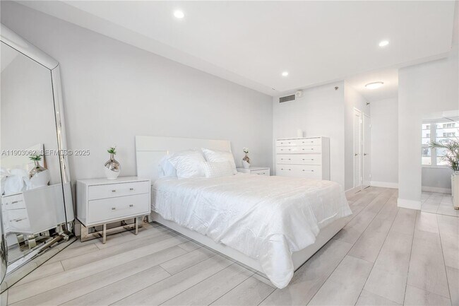 Building Photo - 100 Lincoln Rd