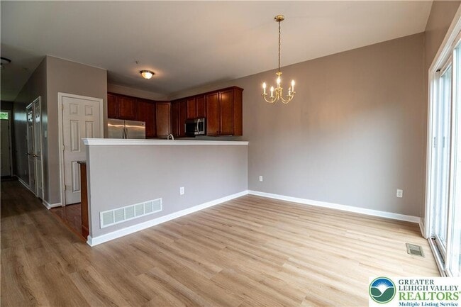 Building Photo - 955 King Way