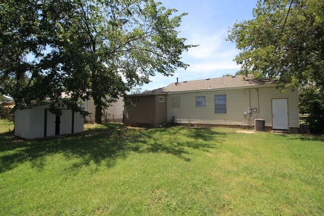 Building Photo - 1327 N Norwood Ave