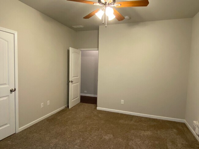 Building Photo - 4 bed, 3 bath home in Hawthorn Ridge is Av...