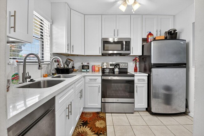 Building Photo - 21894 Lake Forest Cir