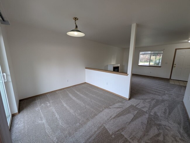 Building Photo - Centrally Located 3 Bedroom Triplex Unit Avail. for Rent - W/S/G paid with rent