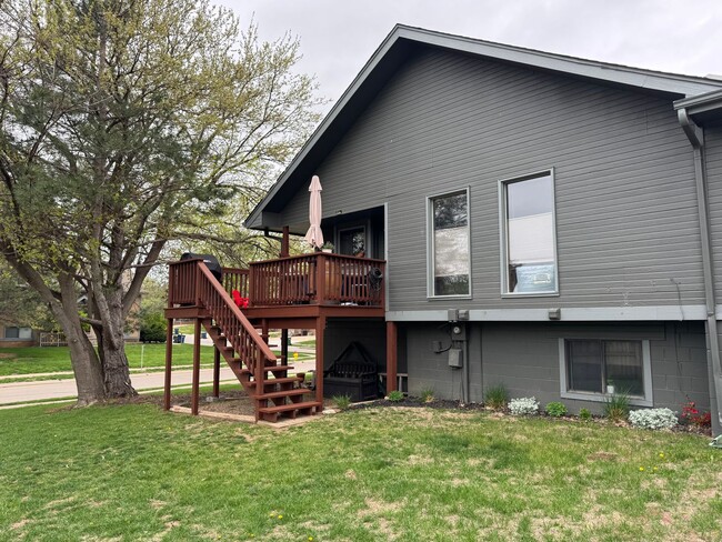 Building Photo - Spacious Corner Townhome with Private Yard...