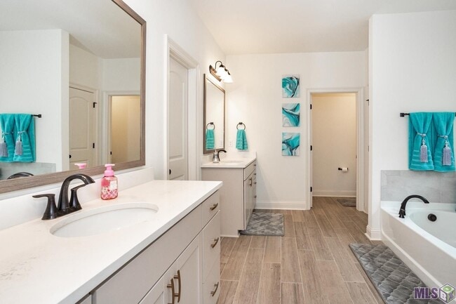 Building Photo - Fully Furnished!  5 bedroom, 3 bath home i...