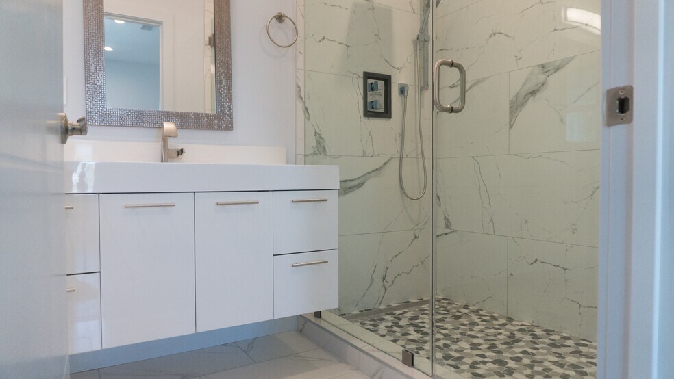 Building Photo - 6850 Encino Ave