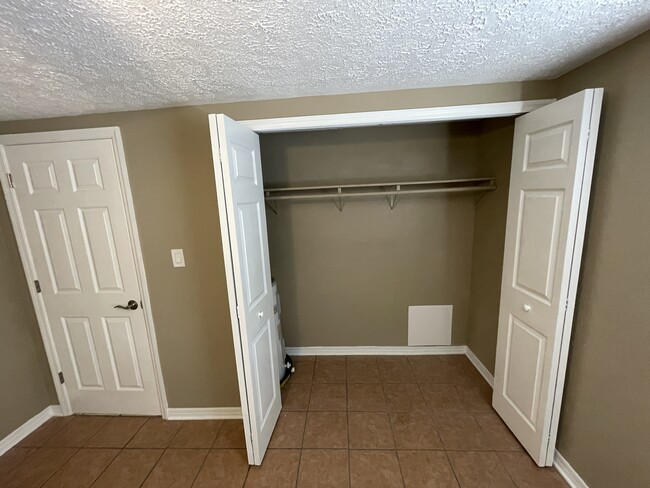 Closet - 1219 W Pierce St