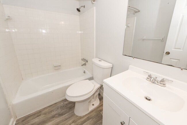 Building Photo - 3 Bedroom 2 Bath Home in Briarwood - Summe...