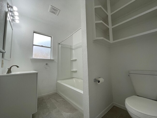 Building Photo - COMING SOON - 2 Bedroom 1 Bath Home in Lak...