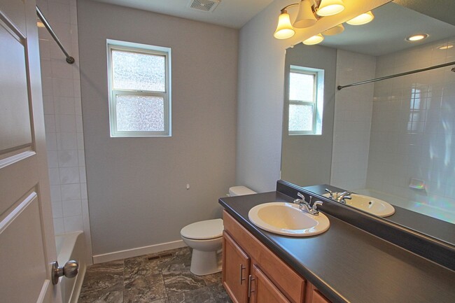 Building Photo - 5 bed 3.5 bath home in the Meadows