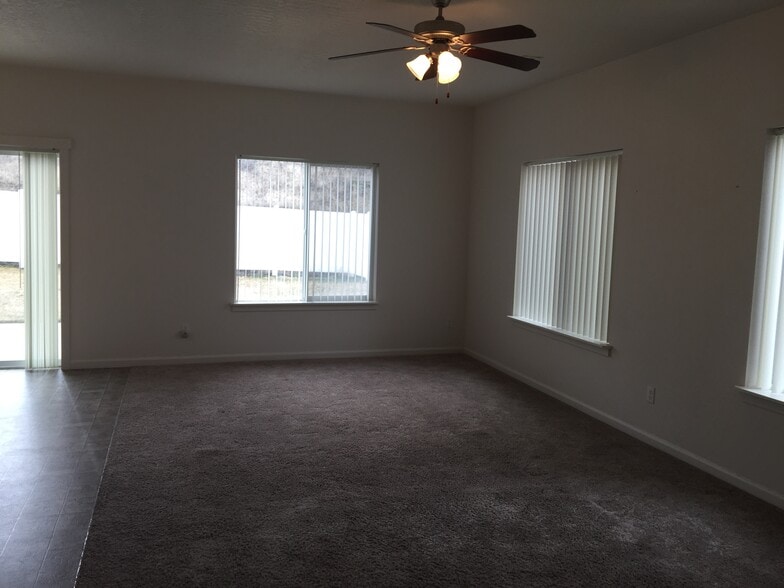 Building Photo - 1449 SW Sagebrush Ln