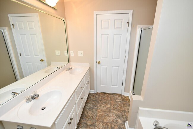 Building Photo - 107 Dorothy Ct