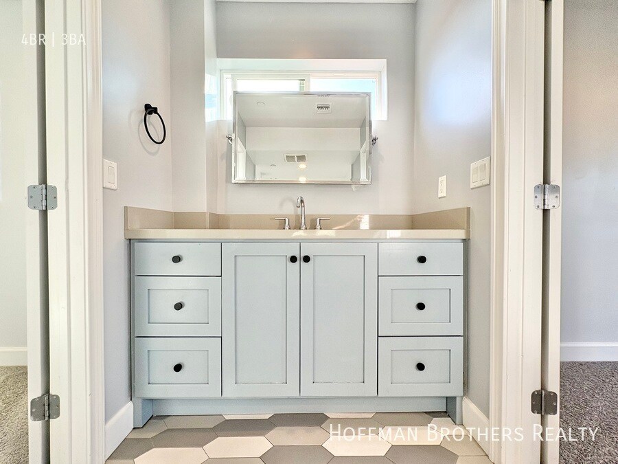 Building Photo - 6032 Romaine St