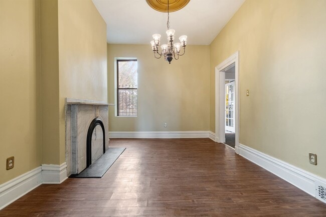 Building Photo - Charming - Manchester Home