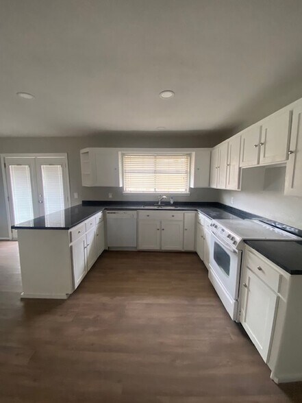 Building Photo - 10047 S Fairview Dr