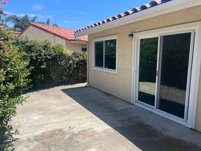 Building Photo - 2+bd/1ba Single Story Duplex Minutes Drive...