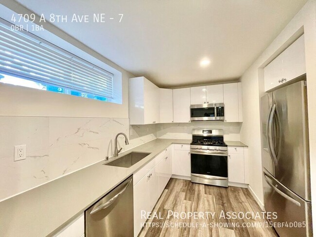 Building Photo - Modern Townhome with ROOMS Available in Un...