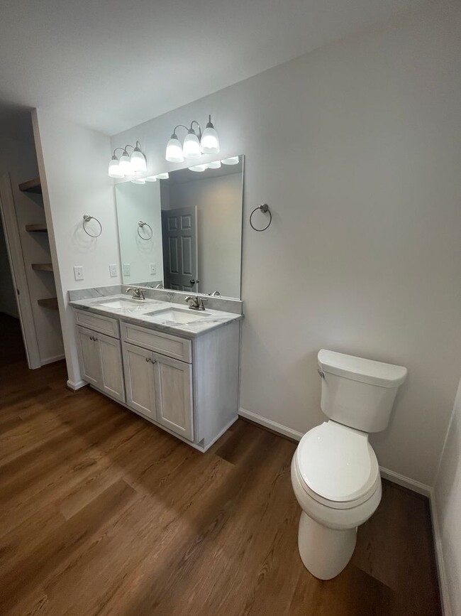 Building Photo - 350 Pinewood Cir