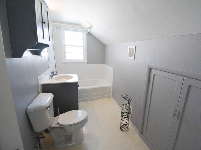 Building Photo - Move-In Ready Duplex Unit with Large Yard!