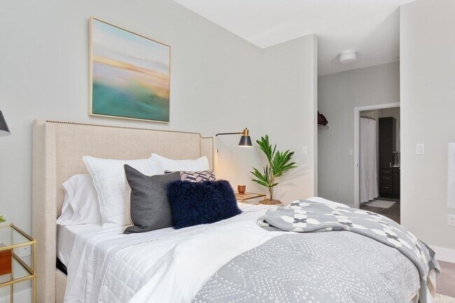 Building Photo - 10 Central St