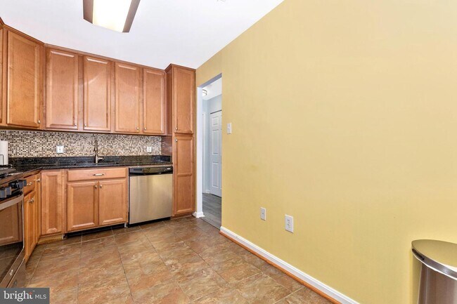 Building Photo - 826 Quince Orchard Blvd